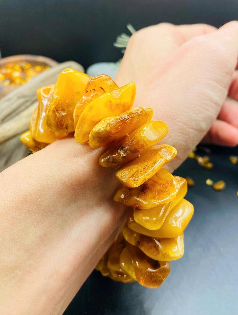 56548094-r-il-2c07c7-7316133373-il_794xN.7316133373_ahim Dabiska Dzintara lielizmēra šķelto gabalu rokassprādze