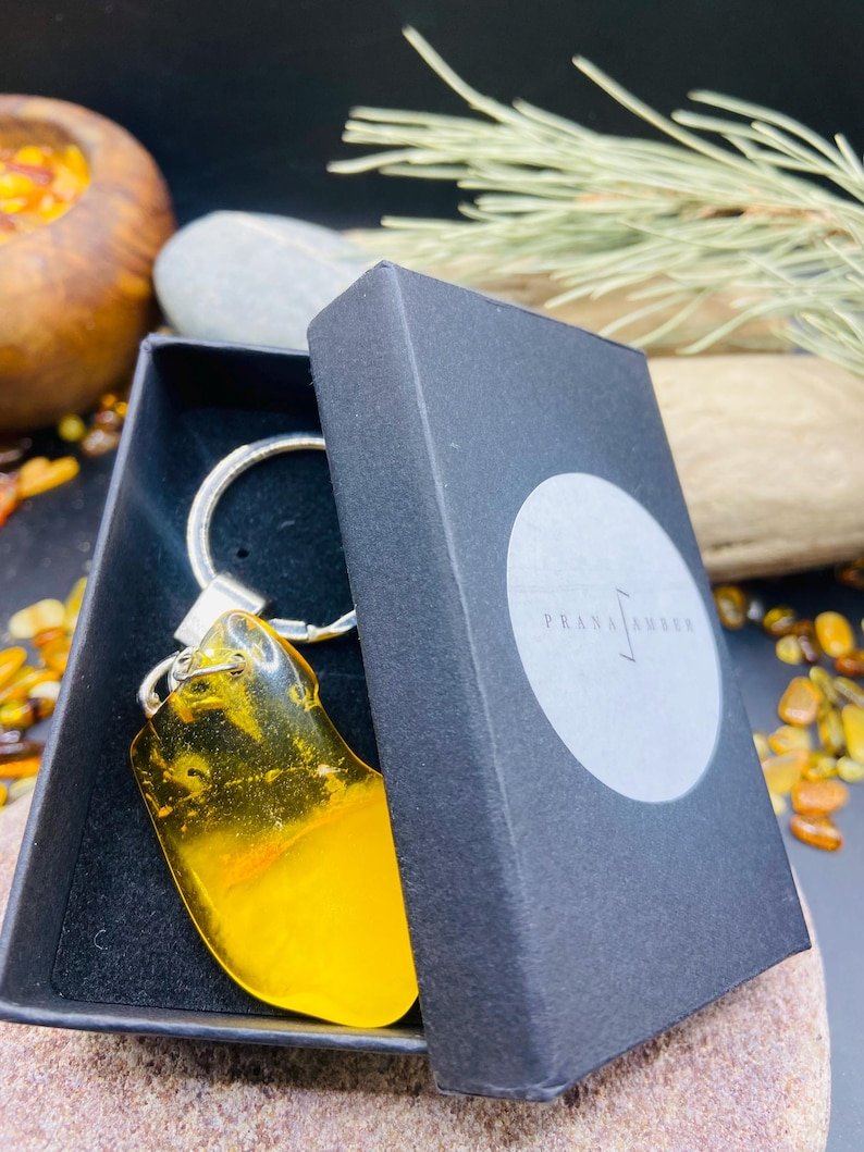 56548094-r-il-2d7ed5-7388855823-il_794xN.7388855823_67f0 Lielizmēra Baltijas Dzintara atslēgu piekariņi dažādās krāsās