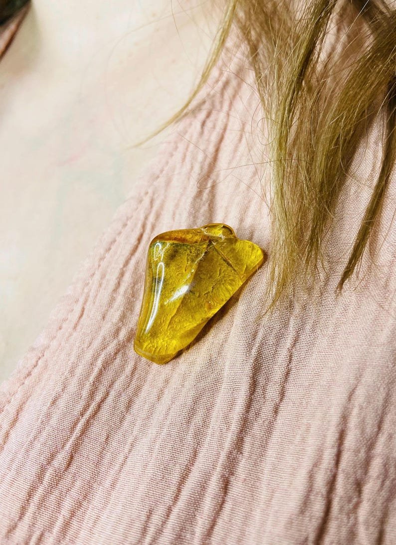 56548094-r-il-2e1fa3-7030472546-il_794xN.7030472546_7viy Ļoti dzeltenīga Dzintara Broša sievietēm ar pārliecību un gaumi