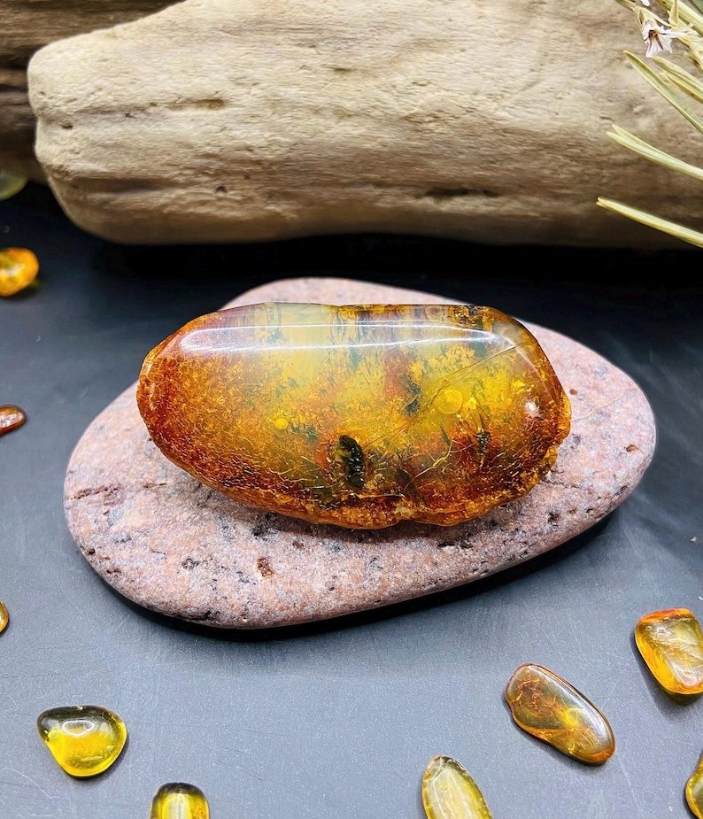 56548094-r-il-2ef204-7076056147-il_794xN.7076056147_iqin Dzintara Broša ar skaistiem ietvērumiem, mistiskas noskaņas rota