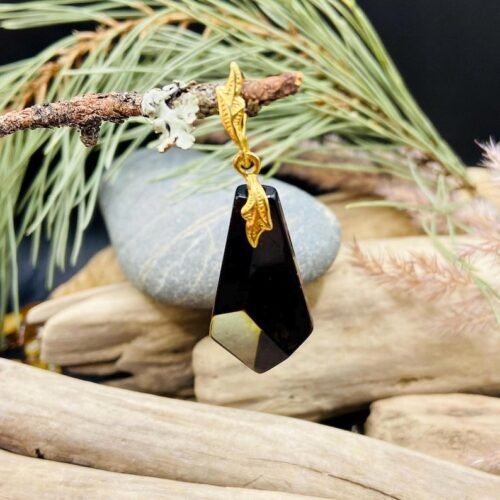 Baltijas Dzintara kulons tumšā nokrāsā ar 18K apzeltītu ķēdīti