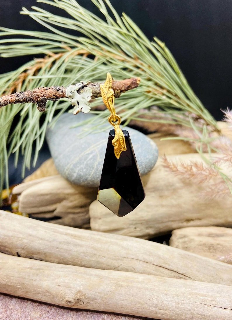 56548094-r-il-375301-7161299131-il_794xN.7161299131_nboe Baltijas Dzintara kulons tumšā nokrāsā ar 18K apzeltītu ķēdīti