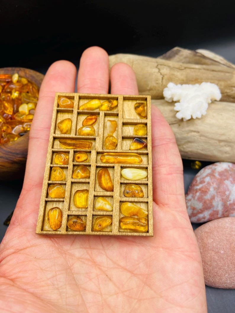 56548094-r-il-39098d-6890970971-il_794xN.6890970971_78as Dzintara drusmstalu kastīte no koka ar maziem dzintaru gabaliņiem