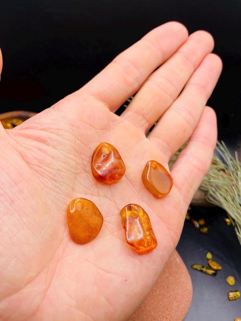 Smalki un gaumīgi Dzintara kuloni priekš abiem dzimumiem