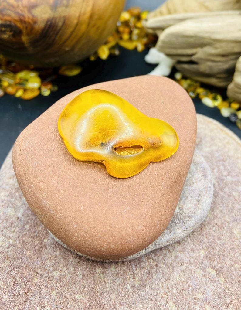 56548094-r-il-3aada0-7068505510-il_794xN.7068505510_94q7 Citrona krāsas Dzintars ar Dabiski veidojušos caurumu