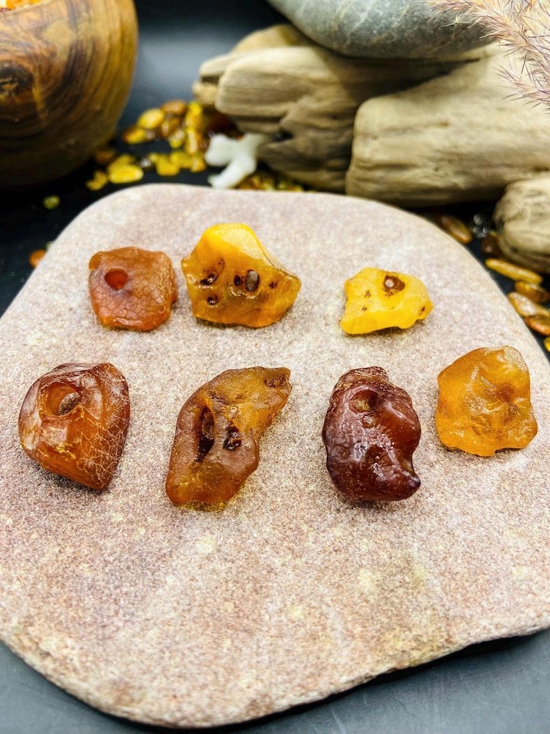 56548094-r-il-3b9e62-7229069973-il_794xN.7229069973_5hc3 Nepulēti Baltijas Dzintara raganu akmeņi ar dabiskiem caurumiem