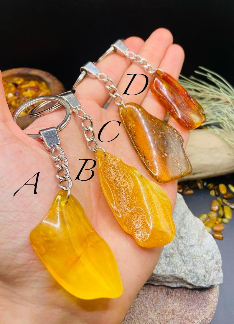 56548094-r-il-3cc2c2-7340916852-il_794xN.7340916852_awpa Lielizmēra Baltijas Dzintara atslēgu piekariņi dažādās krāsās