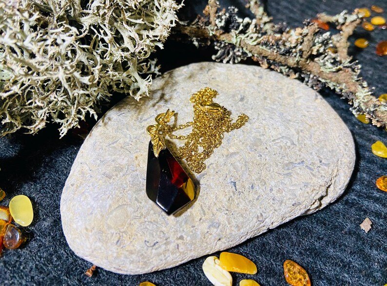 56548094-r-il-406954-6596973567-il_794xN.6596973567_i279 Baltijas Dzintara kulons tumšā nokrāsā ar 18K apzeltītu ķēdīti