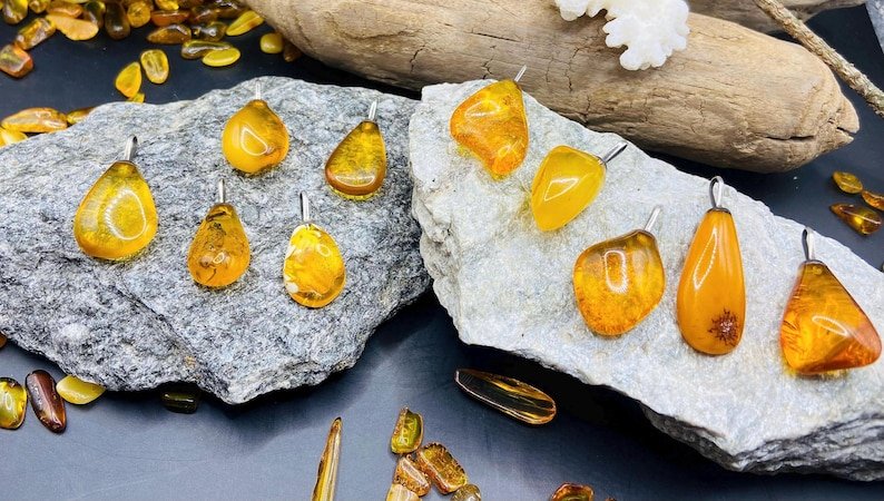 56548094-r-il-40b6f8-6930897743-il_794xN.6930897743_gqga Burvīgi minimāla stila Dzintara kuloni ar ķēdīti