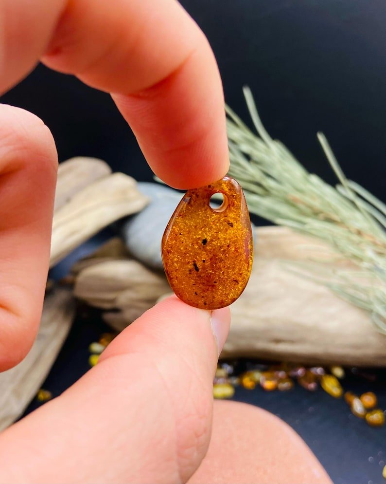 Smalki Baltijas Dzintara daudzkrāsaini kuloni