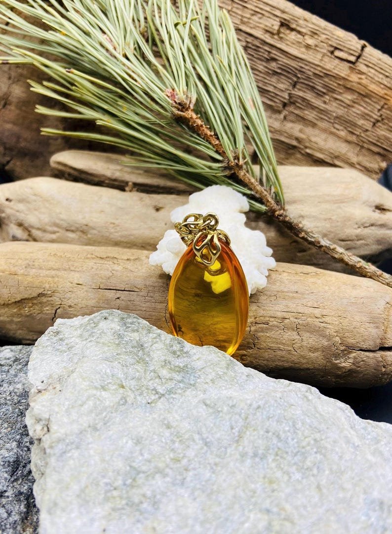 56548094-r-il-441fe5-6914671598-il_794xN.6914671598_7dpp Baltijas Dzintara caurspīdīgs kulons ar 18K apzeltītu ķēdīti