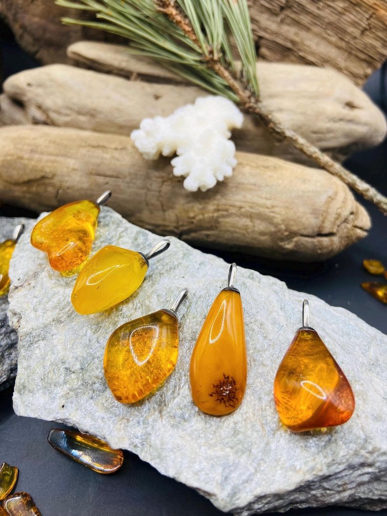 56548094-r-il-46e2d7-6882916310-il_794xN.6882916310_2xi2 Burvīgi minimāla stila Dzintara kuloni ar ķēdīti