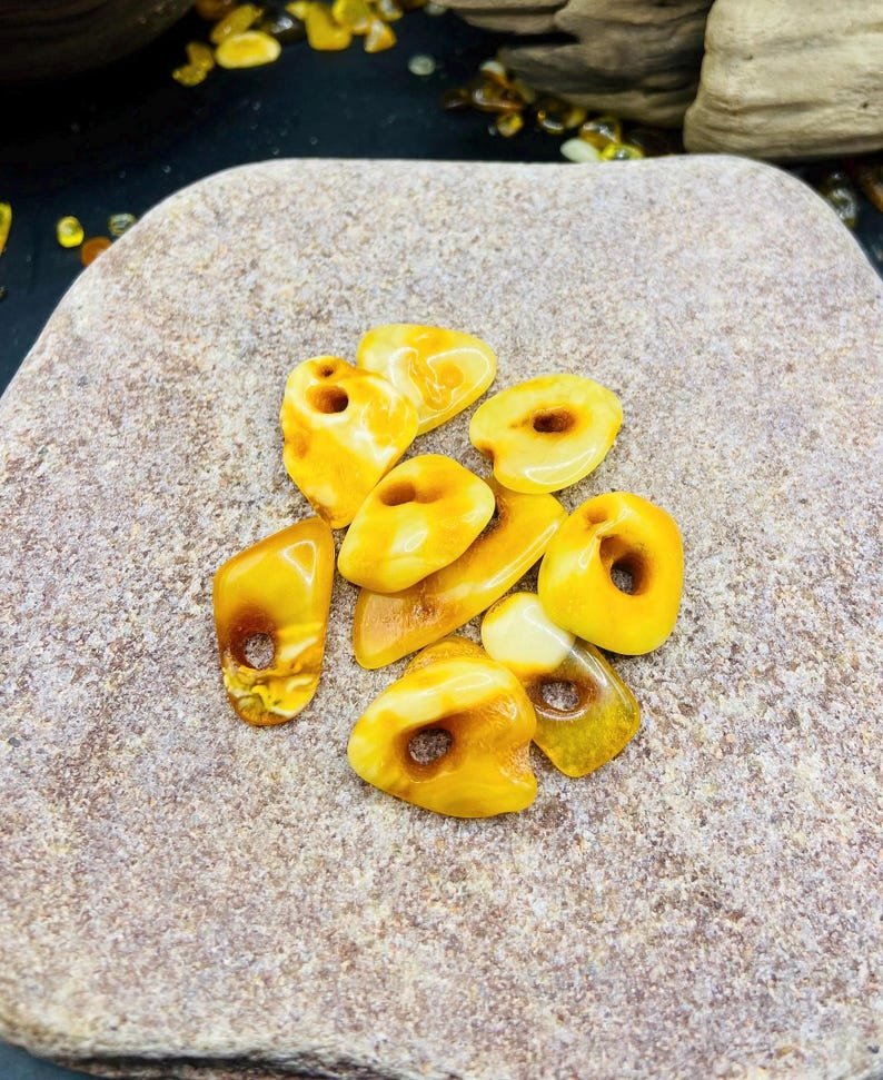 56548094-r-il-47540c-7151009883-il_794xN.7151009883_2t6n Baltaie Dzintara kuloni ar Dabiski veidojušiem caurumiem