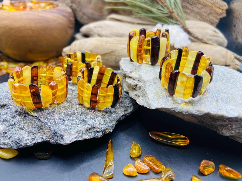 Dzintara aproce ar milzīgiem, daudzkrāsainiem šķeltiem gabaliņiem