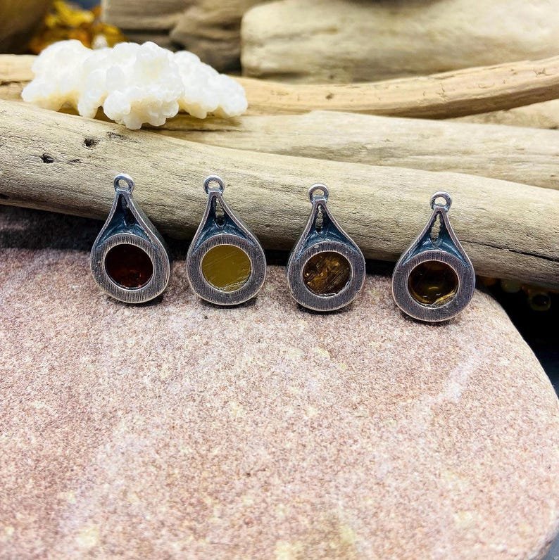 56548094-r-il-480a8e-7137928378-il_794xN.7137928378_lueh Vintāžas daudzkrāsaini kuloni īstā minimālisma stilā