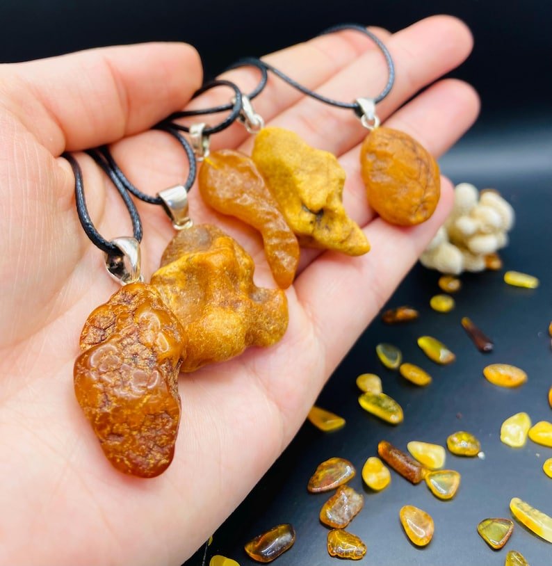 56548094-r-il-4ba81f-6578874326-il_794xN.6578874326_i52i Unikāli un Neapstrādāti Baltijas Dzintara Kuloni ar Sudraba detaļu