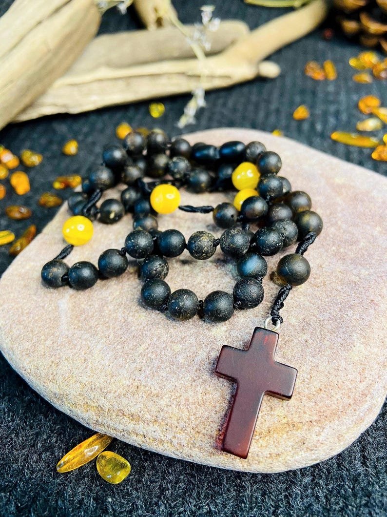 56548094-r-il-4c90c0-6786041334-il_794xN.6786041334_7ap4 Roku darināts Tumšās krāsas Dzintara Rožukronis