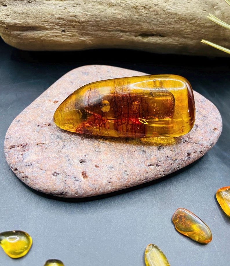 56548094-r-il-4d7d27-7036666996-il_794xN.7036666996_3hvq Skaistas konjaka kŗasas, vidēja izmēra Dzintara brošas