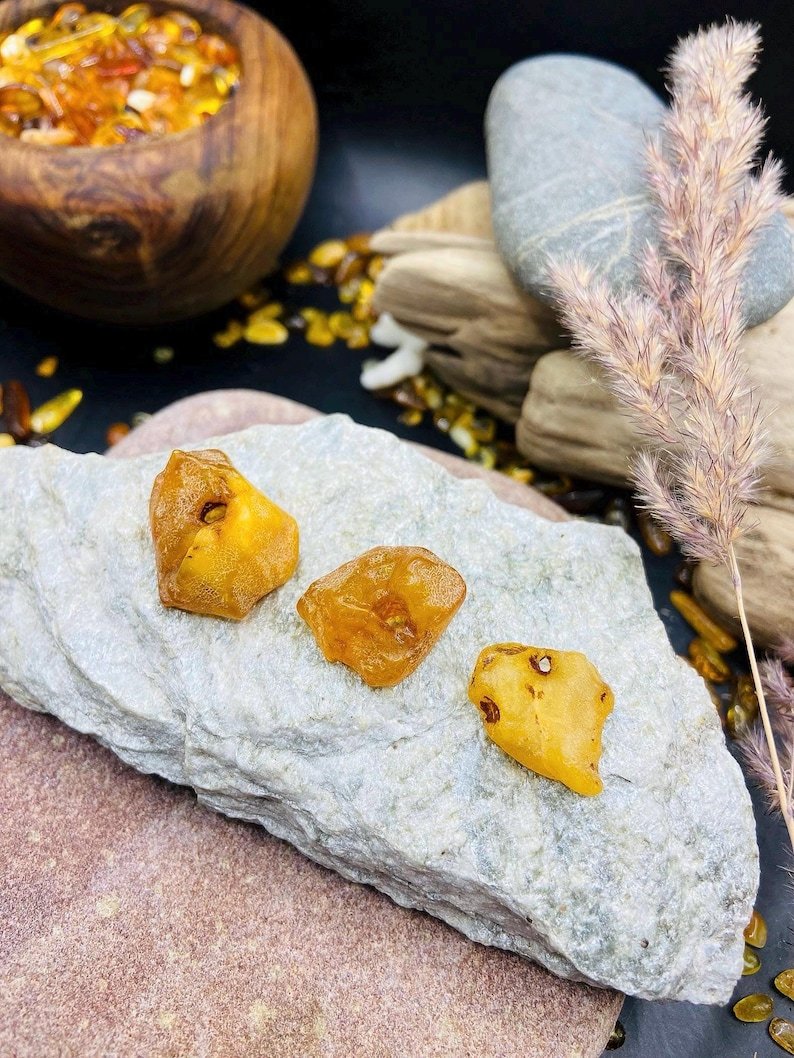 56548094-r-il-4db0dd-7181083796-il_794xN.7181083796_ov7b Nepulēti Baltijas Dzintara raganu akmeņi ar dabiskiem caurumiem