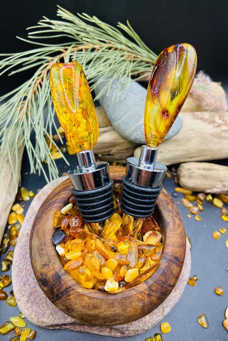 Ekstravagants vīna pudeļu korķis ar skaistu dzintara apdari