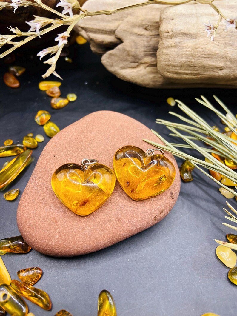 56548094-r-il-4fb65f-6939595294-il_794xN.6939595294_bkaz Oriģinālās Baltijas Dzintara sirsniņas divās nokrāsās