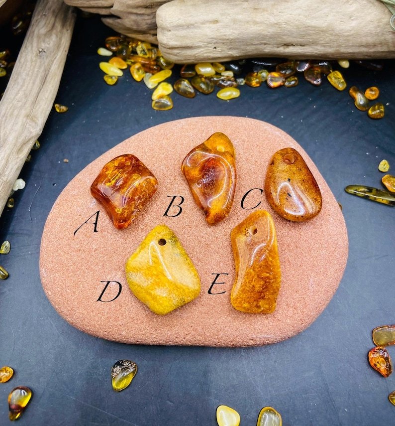 Smalki Baltijas Dzintara daudzkrāsaini kuloni