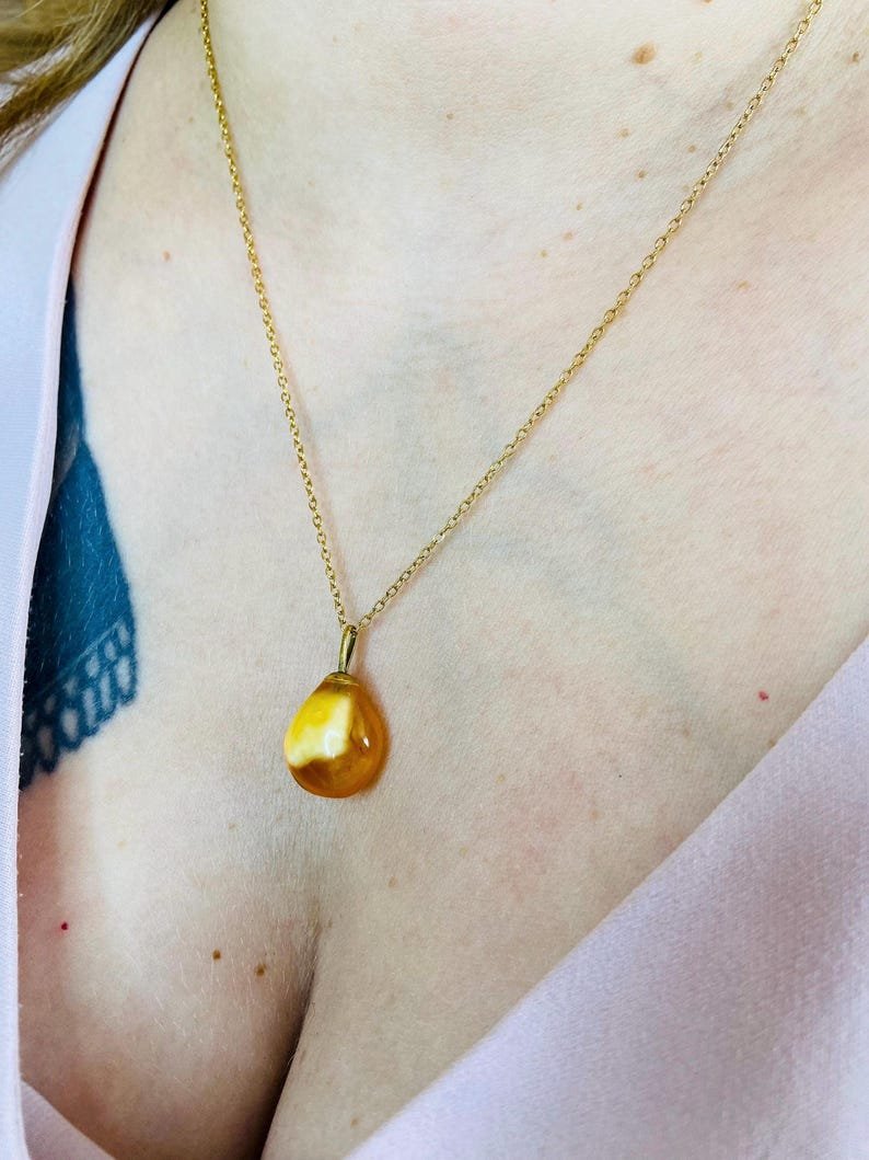 Smalki Baltijas Dzintara kuloni sviesta un medus krāsās