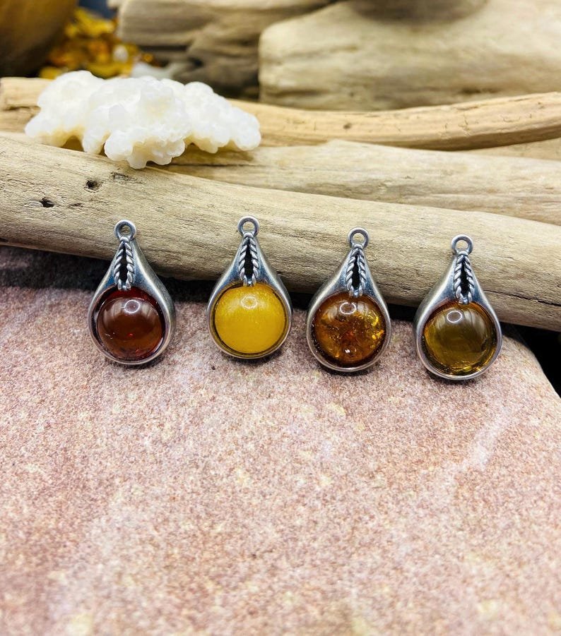 56548094-r-il-526fda-7185906883-il_794xN.7185906883_76jy Vintāžas daudzkrāsaini kuloni īstā minimālisma stilā