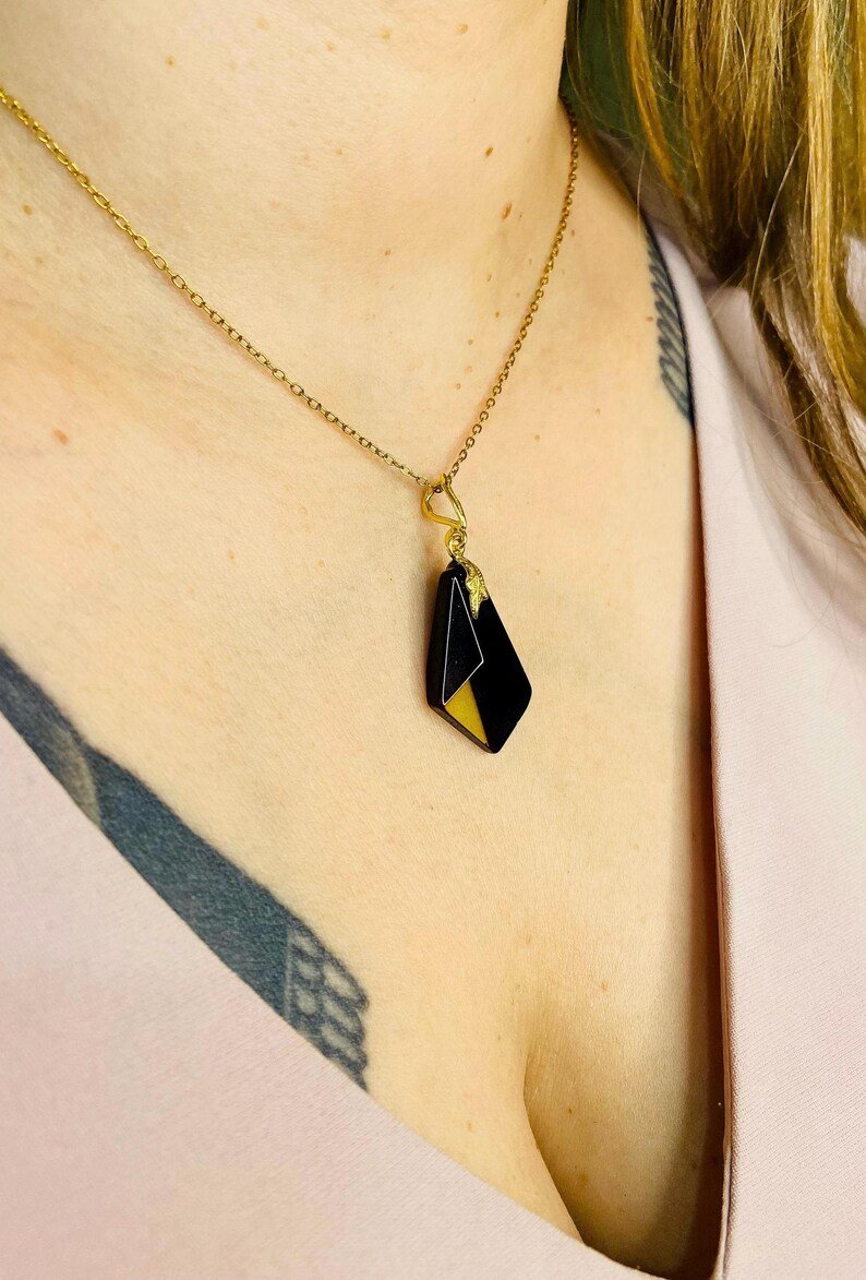 56548094-r-il-52f21a-7161300335-il_794xN.7161300335_nas1 Baltijas Dzintara kulons tumšā nokrāsā ar 18K apzeltītu ķēdīti