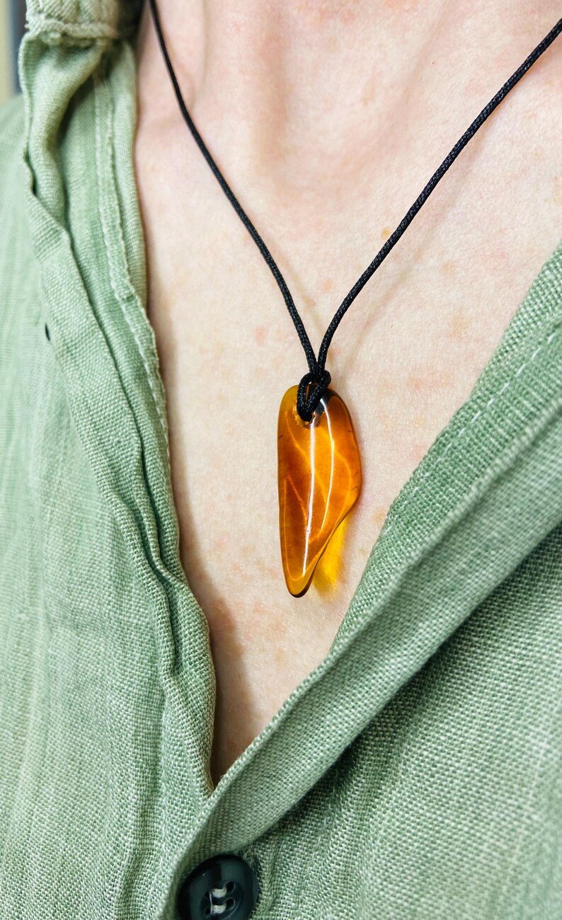 Smalki Baltijas Dzintara daudzkrāsaini kuloni