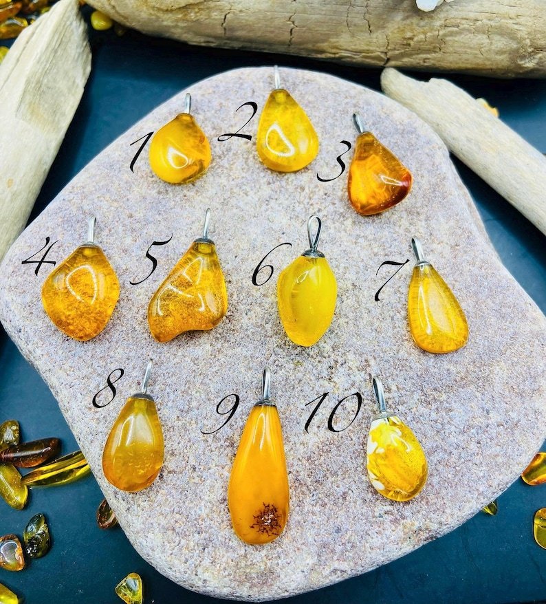 56548094-r-il-555d92-6882918260-il_794xN.6882918260_e2j3 Burvīgi minimāla stila Dzintara kuloni ar ķēdīti