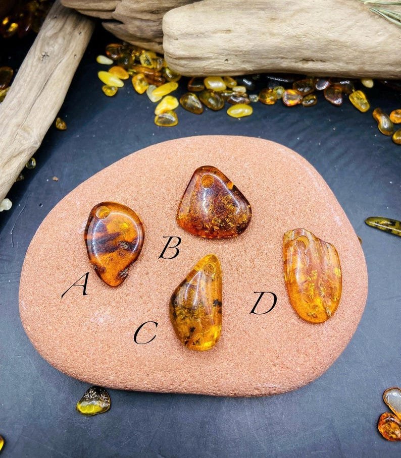 Minimāla stila Dzintara kuloni konjaka nokrāsā