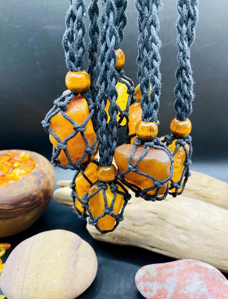 56548094-r-il-580f44-6845988298-il_794xN.6845988298_gw6v Hipiju stila rota - Baltijas Dzintara akmens iekļauts auduma būrī