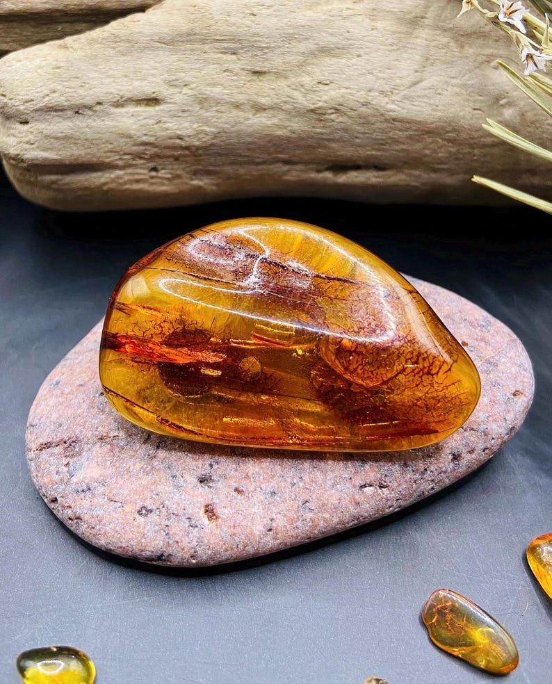 56548094-r-il-59ac15-7036668092-il_794xN.7036668092_lvma Skaistas konjaka kŗasas, vidēja izmēra Dzintara brošas