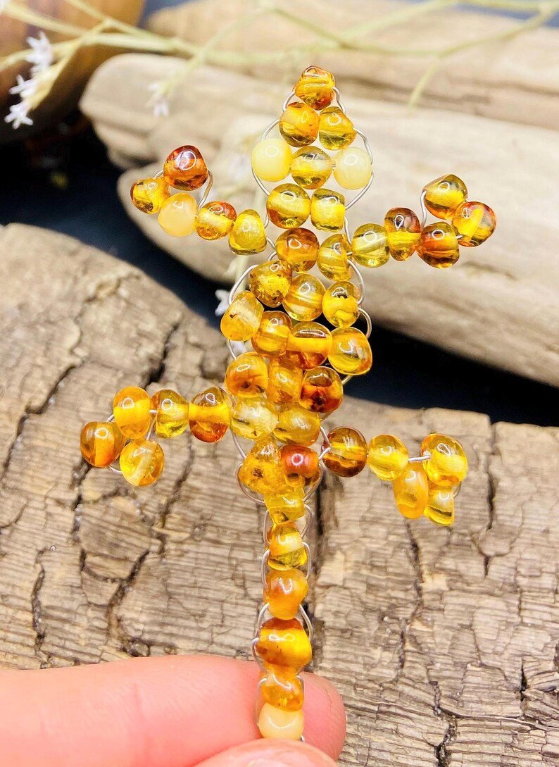 56548094-r-il-5aa940-7193044244-il_794xN.7193044244_hjev Roku darinātas Baltijas Dzintara ķirzakas kā atslēgu piekariņi