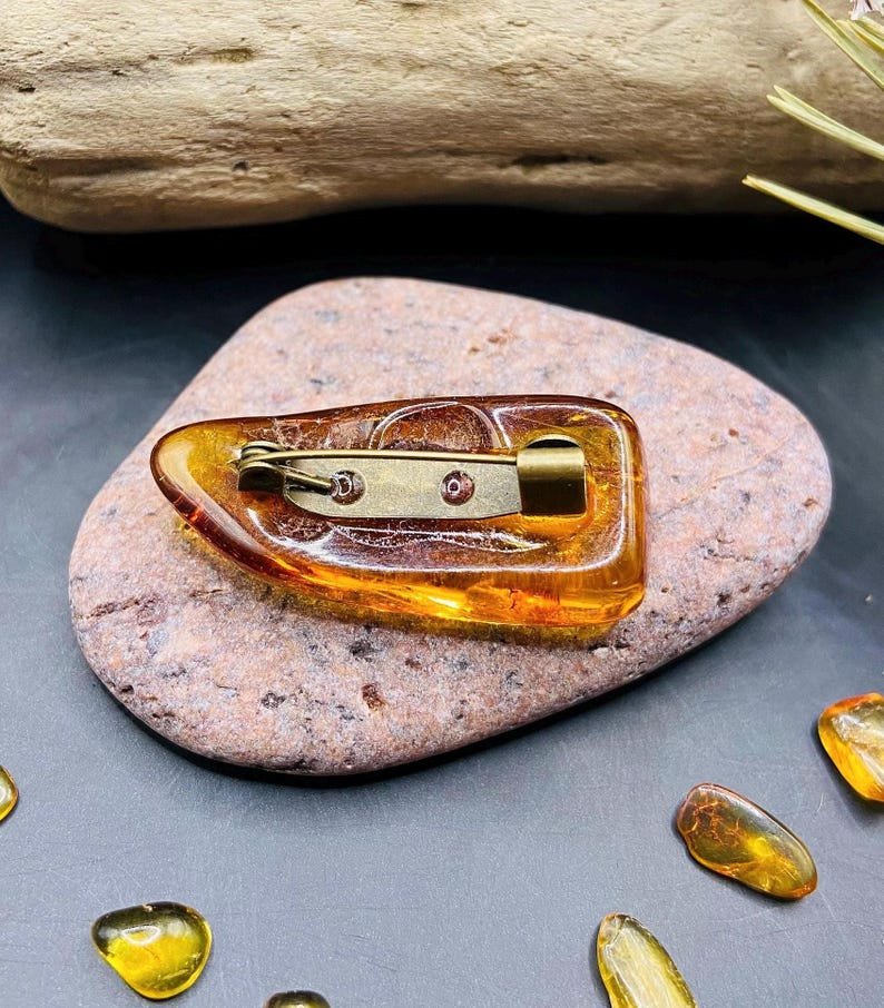 56548094-r-il-5dc3b9-7084639473-il_794xN.7084639473_3lca Skaistas konjaka kŗasas, vidēja izmēra Dzintara brošas