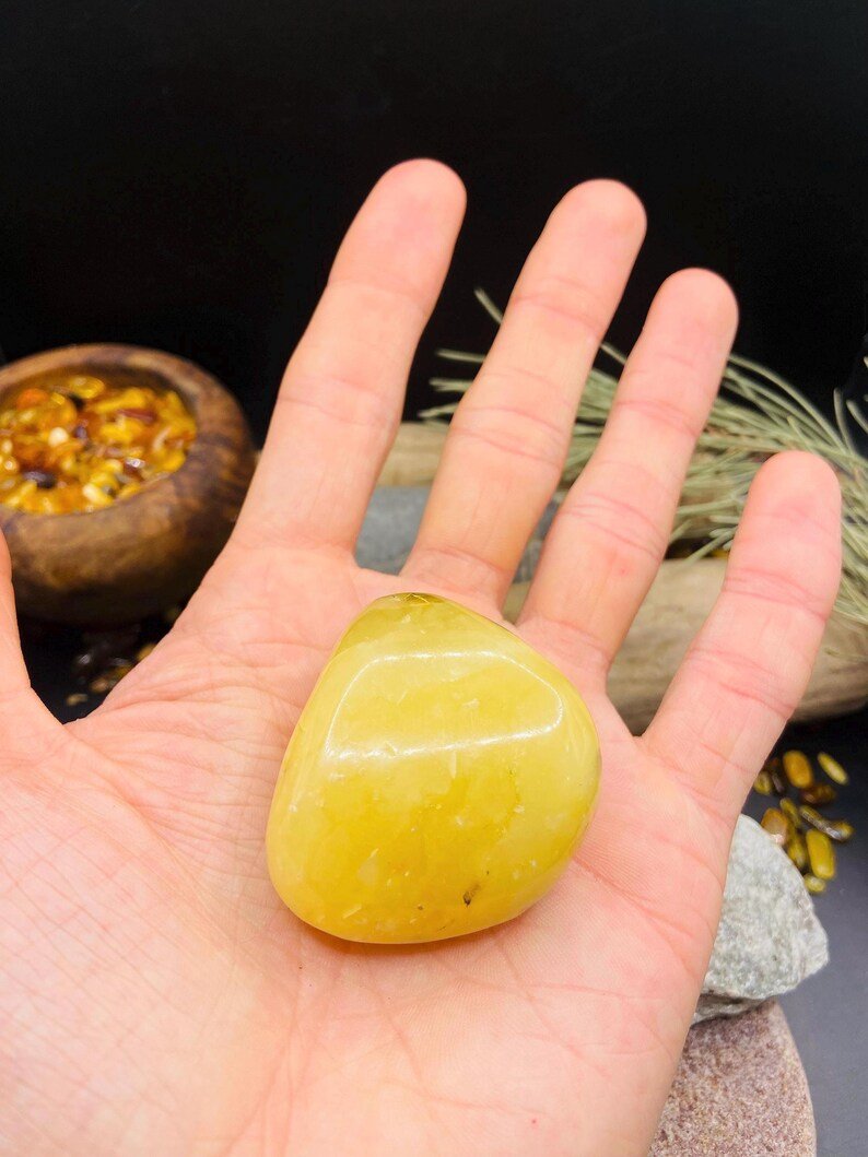 56548094-r-il-5f0383-7321378410-il_794xN.7321378410_p09l Sviesta krāsas liels un pulēts Dzintara gabals, 26.5 grami