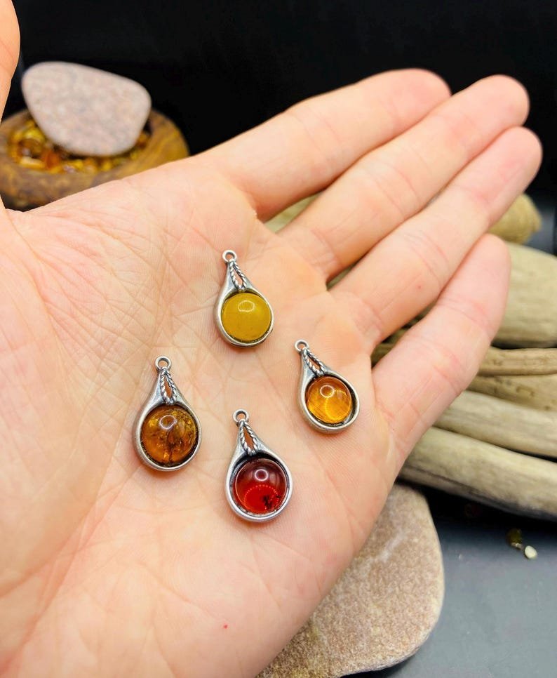 56548094-r-il-5f862e-7111554402-il_794xN.7111554402_6lpo Vintāžas daudzkrāsaini kuloni īstā minimālisma stilā