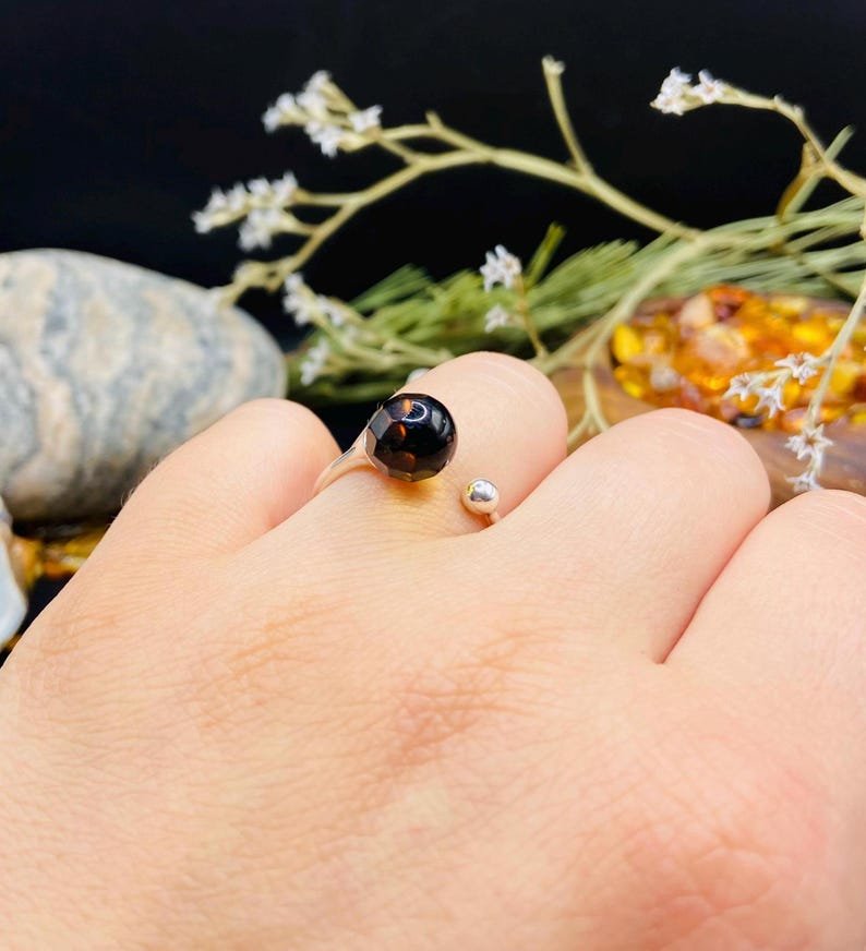 Fasēta Dzintara gredzens ar sudrabu, pašregulējošs