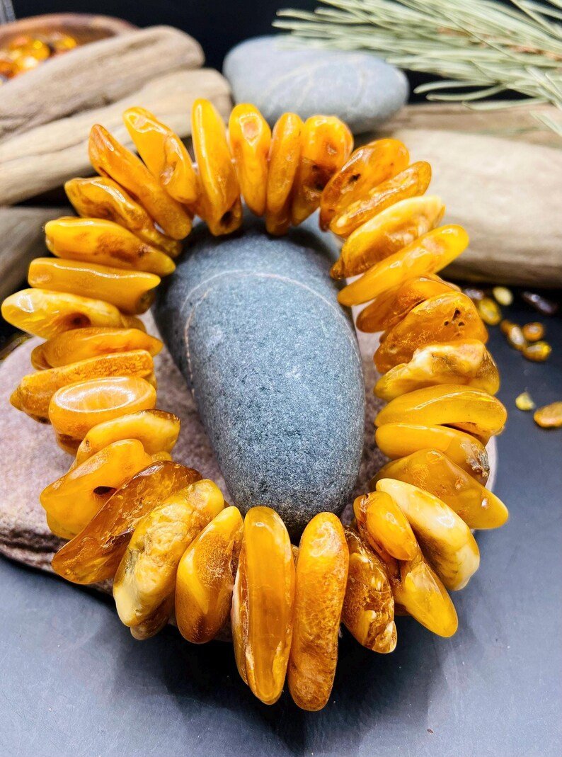 56548094-r-il-607c5a-7268190126-il_794xN.7268190126_d37c Dabiska Dzintara lielizmēra šķelto gabalu rokassprādze