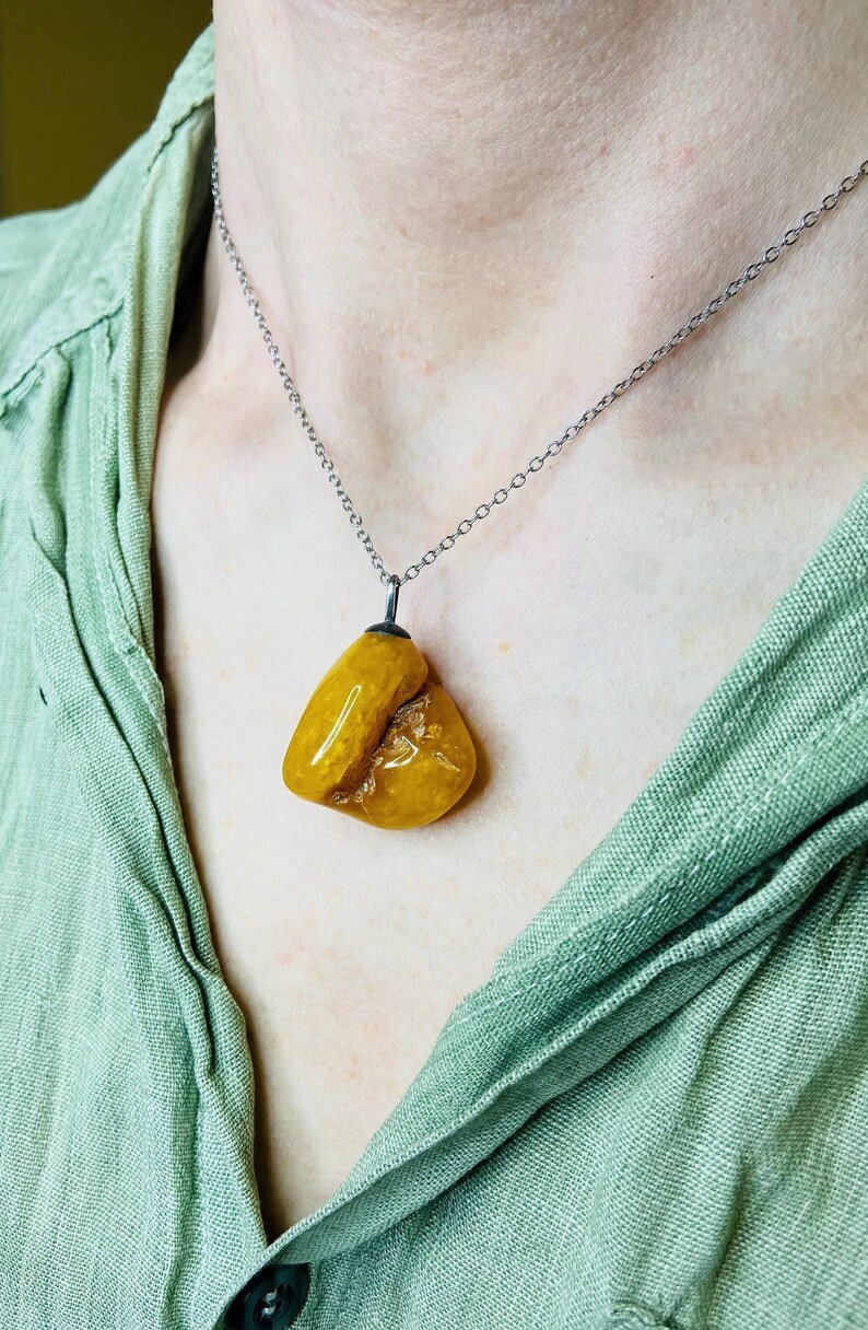 56548094-r-il-61095e-6901147050-il_794xN.6901147050_poxk Unikāls Dzintara kulons ar milzīgu, izteiksmīgu plaisu