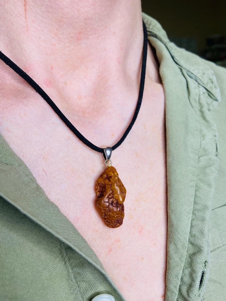 56548094-r-il-621c7b-6777217393-il_794xN.6777217393_5pcq Unikāli un Neapstrādāti Baltijas Dzintara Kuloni ar Sudraba detaļu