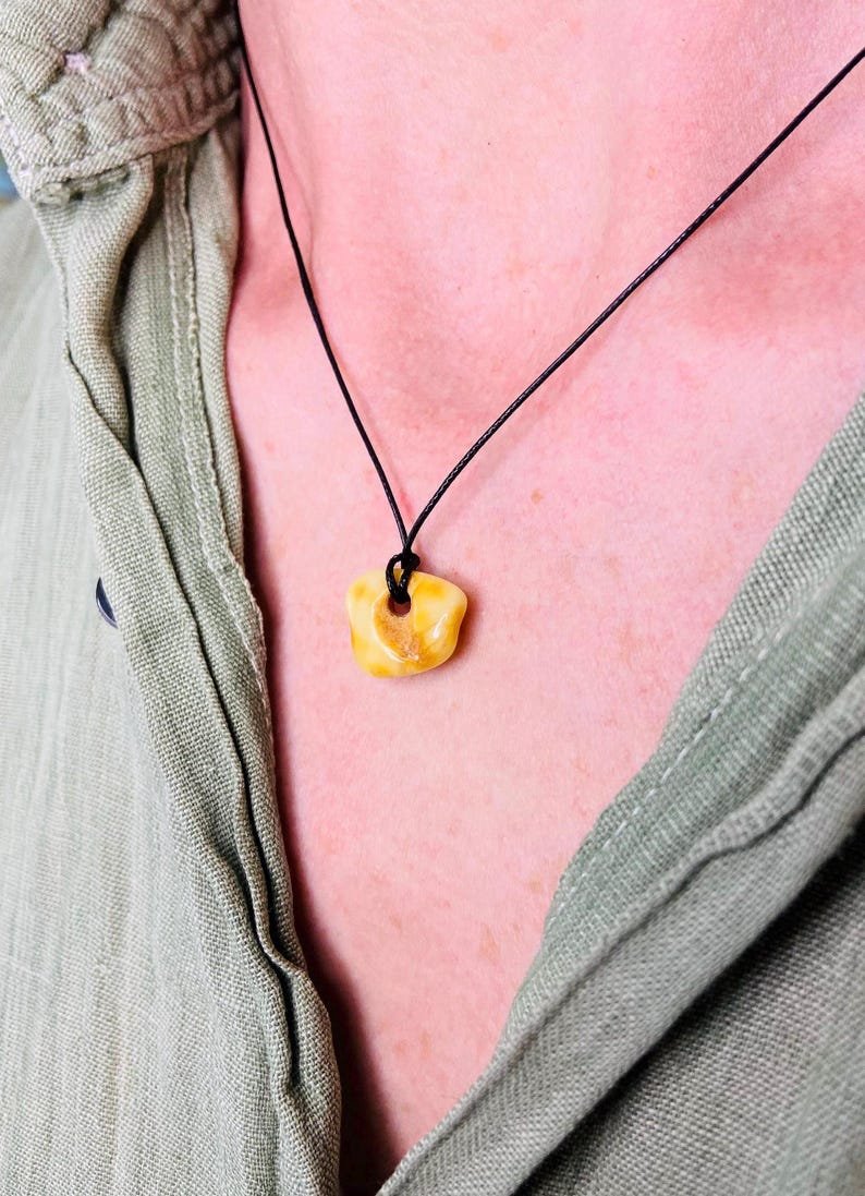 56548094-r-il-62b929-7151012129-il_794xN.7151012129_giwp Baltaie Dzintara kuloni ar Dabiski veidojušiem caurumiem