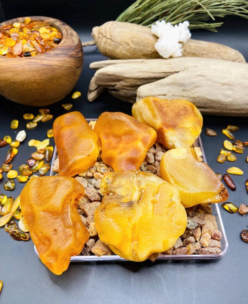 56548094-r-il-63df14-6926777073-il_794xN.6926777073_24gh Baltijas Dzintara Mistērijas Akmeņi 10-15 grami