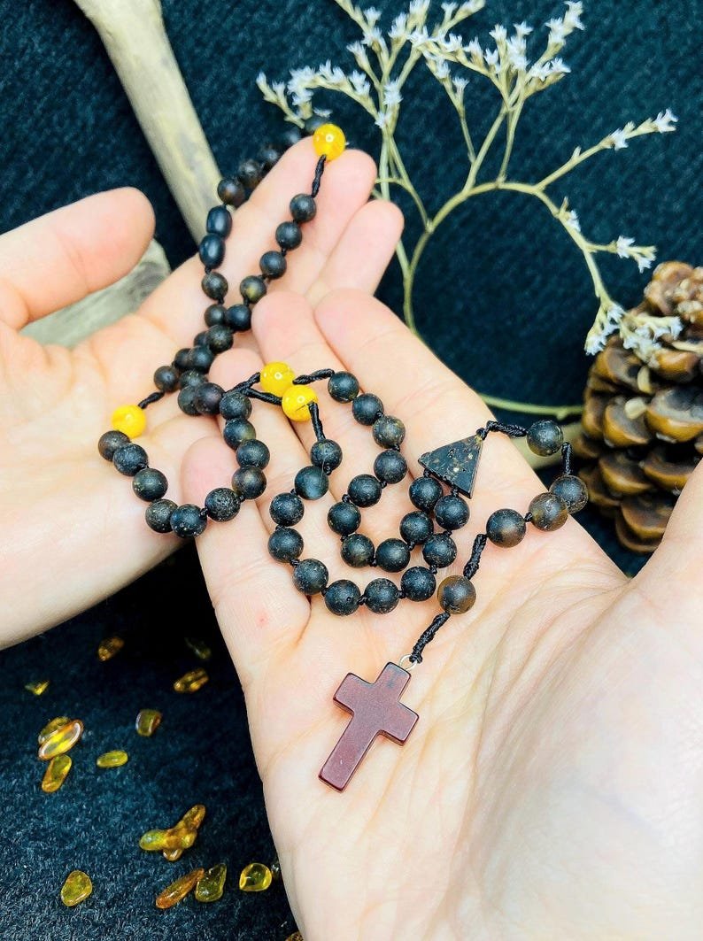 56548094-r-il-669606-6786042724-il_794xN.6786042724_14gp Roku darināts Tumšās krāsas Dzintara Rožukronis