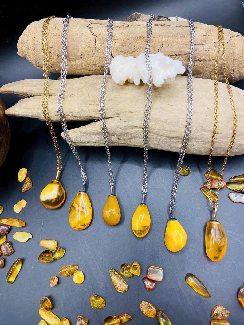 Smalki Baltijas Dzintara kuloni sviesta un medus krāsās