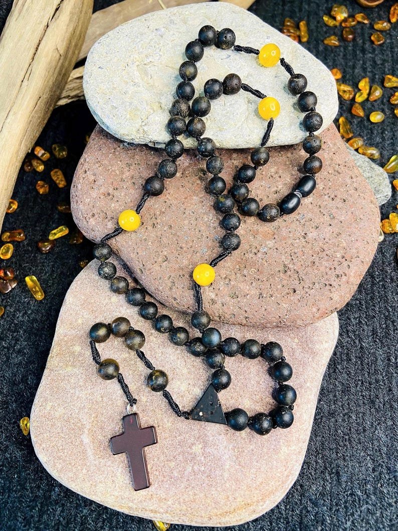 56548094-r-il-67bace-6834048475-il_794xN.6834048475_jata Roku darināts Tumšās krāsas Dzintara Rožukronis