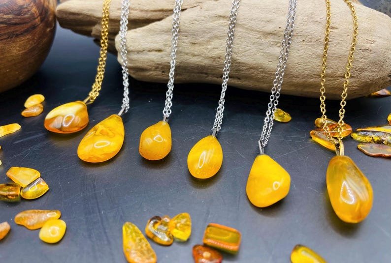 Smalki Baltijas Dzintara kuloni sviesta un medus krāsās