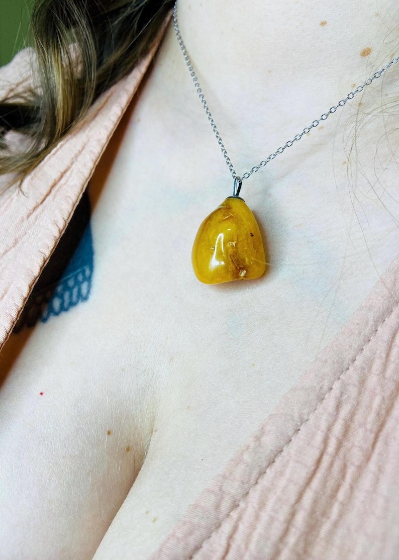 56548094-r-il-6a8d9b-6901146292-il_794xN.6901146292_r5la Unikāls Dzintara kulons ar milzīgu, izteiksmīgu plaisu