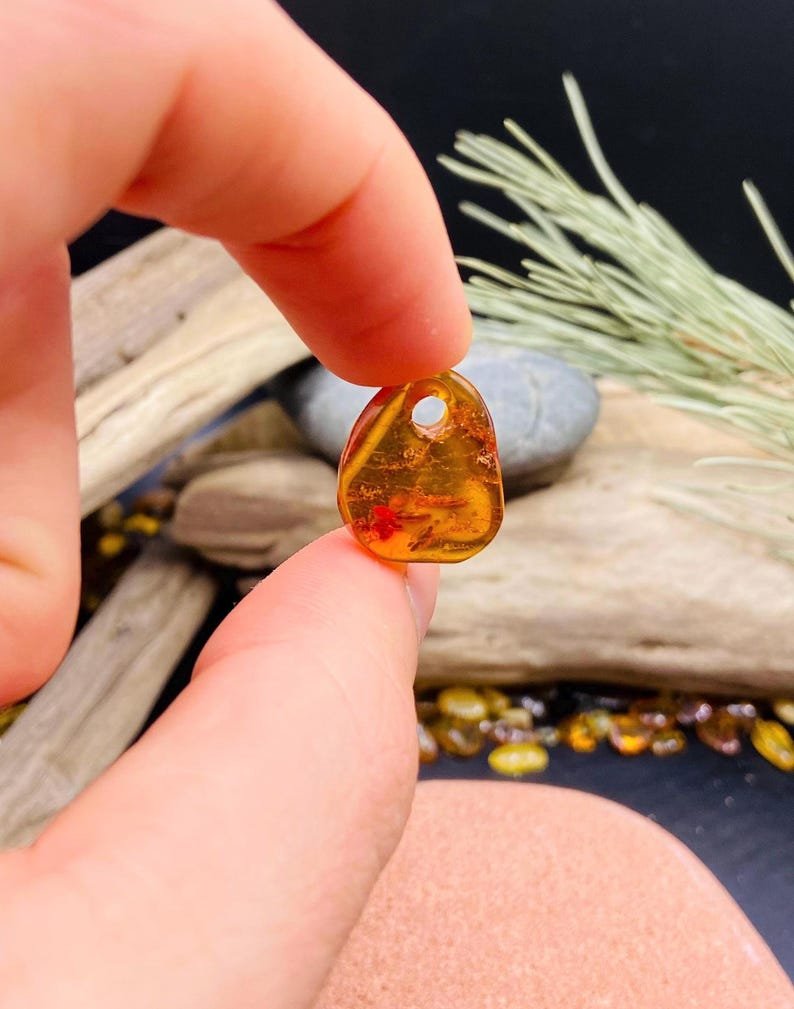 Smalki un gaumīgi Dzintara kuloni priekš abiem dzimumiem